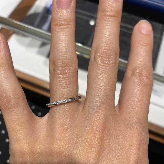 【銀座ダイヤモンドシライシの口コミ】 指の中でくるくるまわっても素敵に見える指輪で、指を美しく見せてくれる…