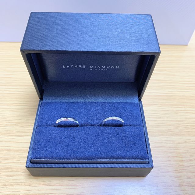 【ラザール ダイヤモンド(LAZARE DIAMOND)の口コミ】 ストレートラインでどんな雰囲気にも合わせやすい。
ダイヤがウェーブ状に…
