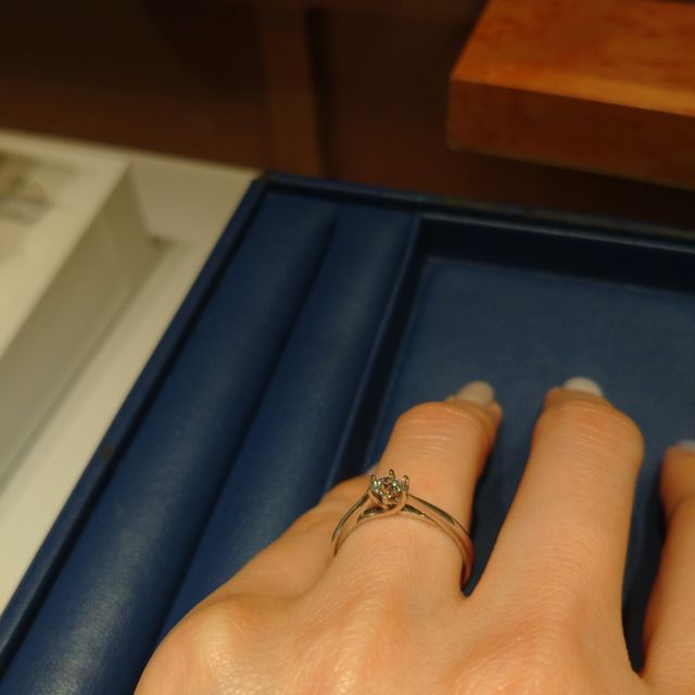 【銀座ダイヤモンドシライシの口コミ】 上から見るとシンプルなデザインですが、少しウェーブがかっておしゃれで…