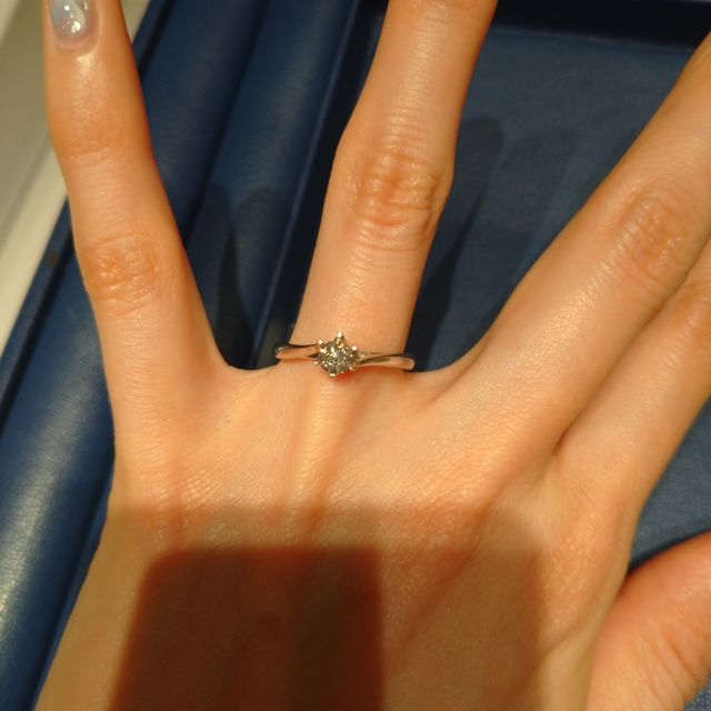 【銀座ダイヤモンドシライシの口コミ】 上から見るとシンプルなデザインですが、少しウェーブがかっておしゃれで…