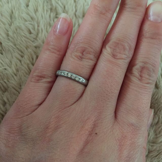 【俄(にわか)の口コミ】 スクエアタイプではなく、ゆびにフィットするものを選んでました。
結婚指…