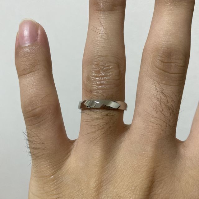 【ラザール ダイヤモンド(LAZARE DIAMOND)の口コミ】 斜めに入ったデザインに惹かれました。前面には斜めに入ったデザインがあ…