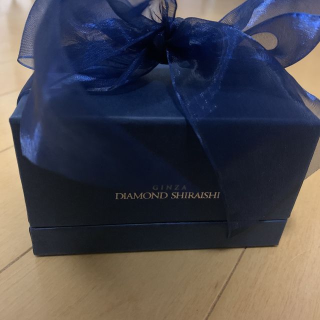 【銀座ダイヤモンドシライシの口コミ】 婚約指輪と合わせてもマッチするデザイン。
他店よりも保証が充実しており…