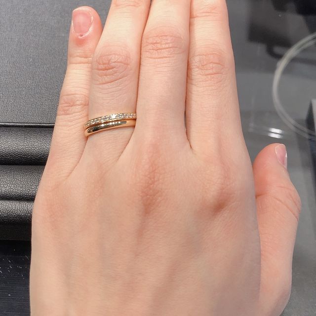【エクセルコダイヤモンド(EXELCO DIAMOND)の口コミ】 結婚指輪と重ね付けができるようハーフエタニティリングを、肌馴染みのよ…