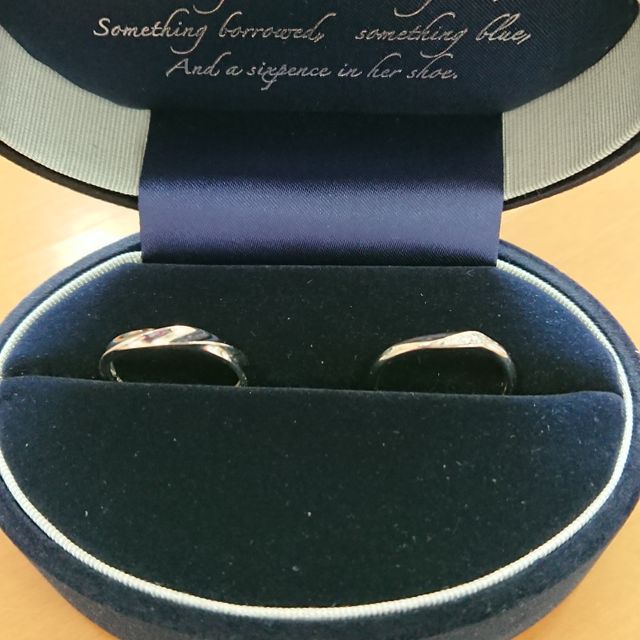 【Something Blue(サムシングブルー)の口コミ】 デザインが気に入りました。ウェーブラインの指輪が好みだったので、たく…