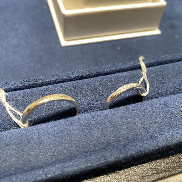 【4℃ BRIDAL(ヨンドシーブライダル)の口コミ】 もらった婚約指輪と同じ2020年モデルのもので、
一緒につけたときのフィッ…