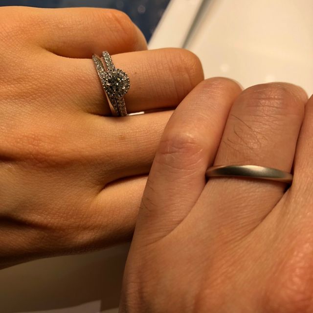 【4℃ BRIDAL(ヨンドシーブライダル)の口コミ】 中央のメインダイヤのまわりをぐるっとメレダイヤが囲んでおり、アームに…