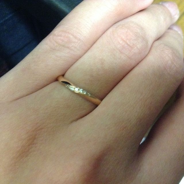 【Galopine & Galopin(ガロピーネガロパン)の口コミ】 デザインが決め手^ ^ウェーブが入っていて派手すぎない、細身のデザインを…