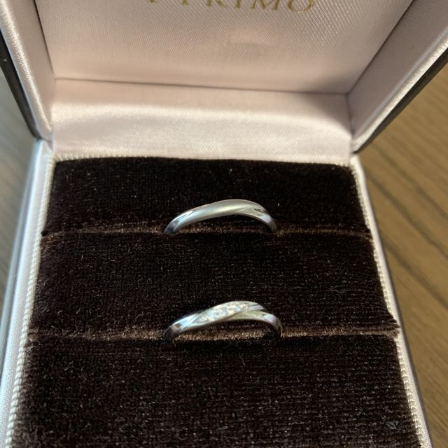 【アイプリモ(I-PRIMO)の口コミ】 流れにそってダイヤが煌めく繊細なデザインに惹かれました。
主人のリング…