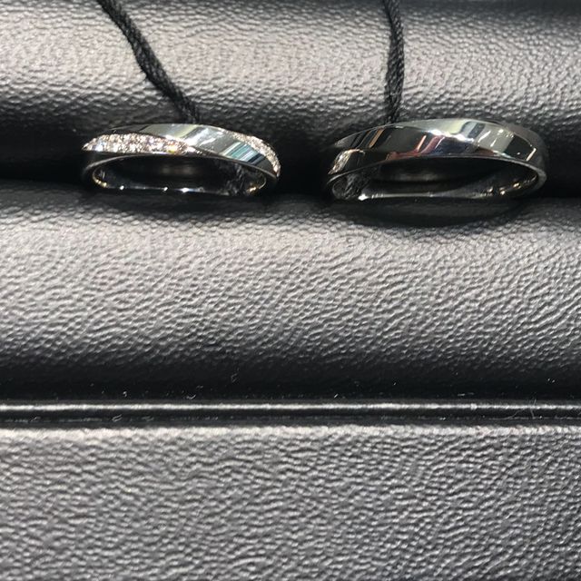 【ラザール ダイヤモンド(LAZARE DIAMOND)の口コミ】 今回見させてもらったのはストレートタイプではなく、エッジが斜めに入っ…