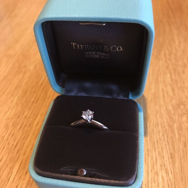【ティファニー(Tiffany & Co.)の口コミ】 The王道！の婚約指輪になります。様々な指輪を検討しましたが、ダイヤの形…