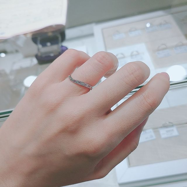 【HOSHI no SUNA 星の砂(ほしのすな)の口コミ】 婚約指輪と重ねたとき、デザインが合うかどうかを重視しました。また、毎…