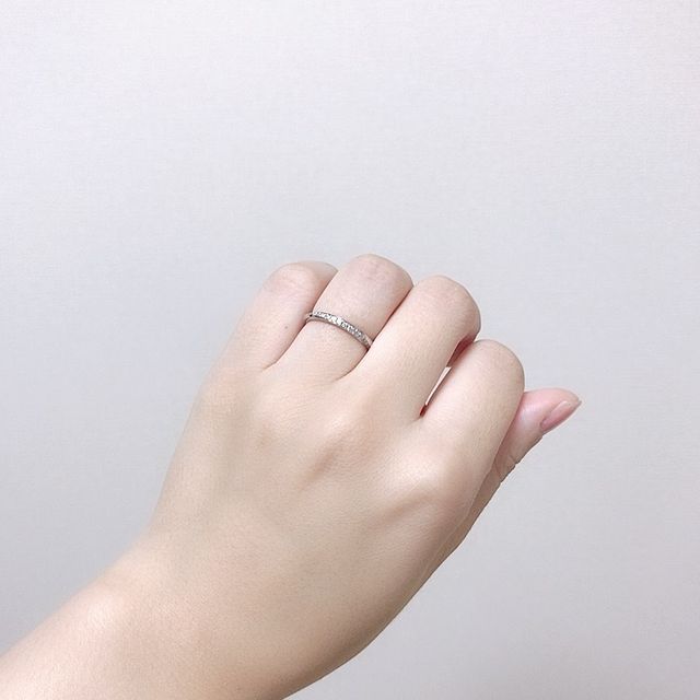 【銀座ダイヤモンドシライシの口コミ】 ストレートでダイヤモンドが斜めに入っている指輪を探していたので、一目…