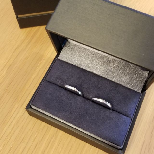 【ラザール ダイヤモンド(LAZARE DIAMOND)の口コミ】 さりげなく斜めのラインでついたダイアモンドが気に入りました。全体的に…