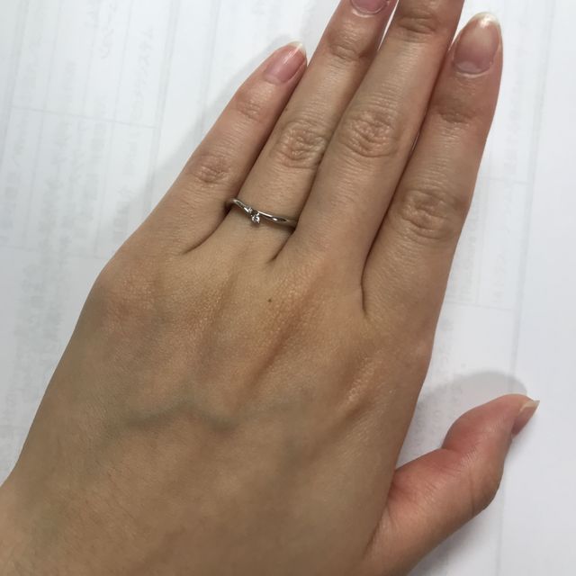 【ひなの口コミ】 華奢で凝ったデザインが唯一無二で可愛かったこと、自分の細めの指には一…