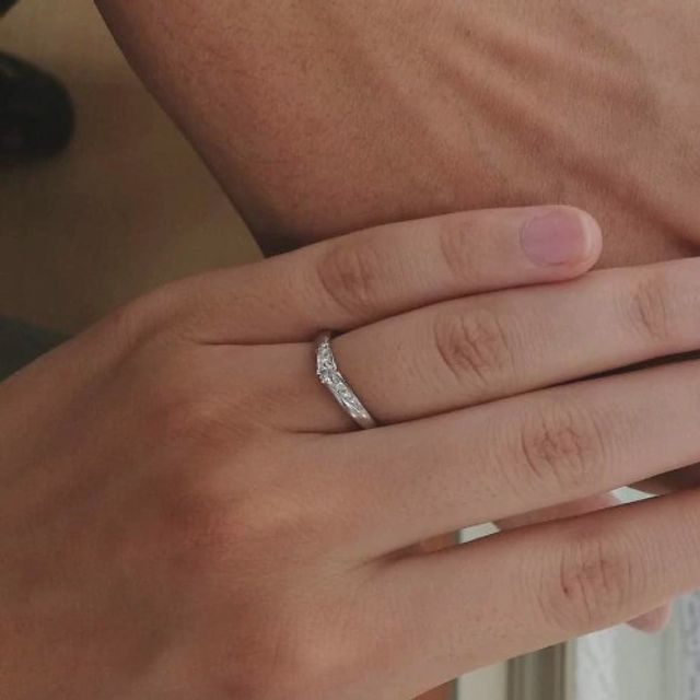 【festaria bijou SOPHIA(フェスタリア ビジュソフィア)の口コミ】 V字状になったラインが個性的で指がきれいに見えるのが良いですし、メレダ…