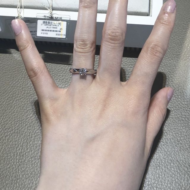 【ブシュロン(BOUCHERON)の口コミ】 ファセットのエンゲージリングです。
カットが独特なのでプラチナ部分もか…