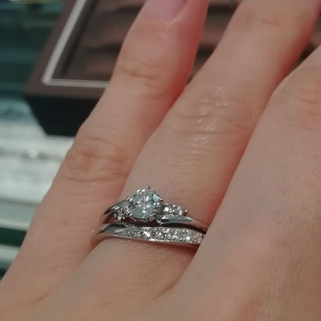 【アイプリモ(I-PRIMO)の口コミ】 他店で購入した婚約指輪がカーブしており、その曲線に沿った結婚指輪を探…