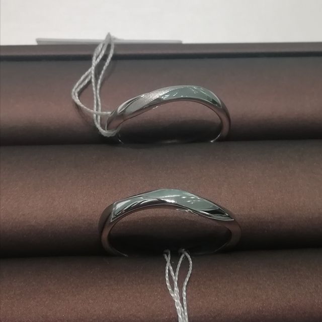 【アイプリモ(I-PRIMO)の口コミ】 他店で購入した婚約指輪がカーブしており、その曲線に沿った結婚指輪を探…