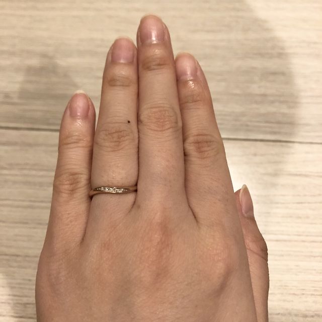 【4℃ BRIDAL(ヨンドシーブライダル)の口コミ】 シンプルなデザインながらも、ウェーブの形に沿って石が入っていてかわい…