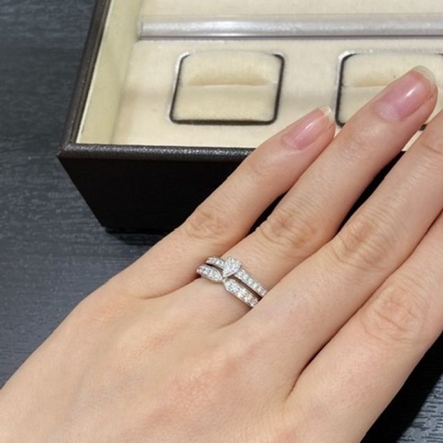 【ショーメ(CHAUMET)の口コミ】 エンゲージリングはとても豪華な煌びやかなデザインから、割合シンプルな…