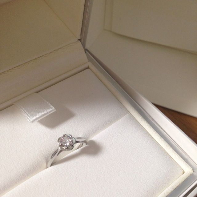 【シャネル(CHANEL)の口コミ】 高さがあり、とても華やかに見えます。結婚指輪がストレートなので、重ね…