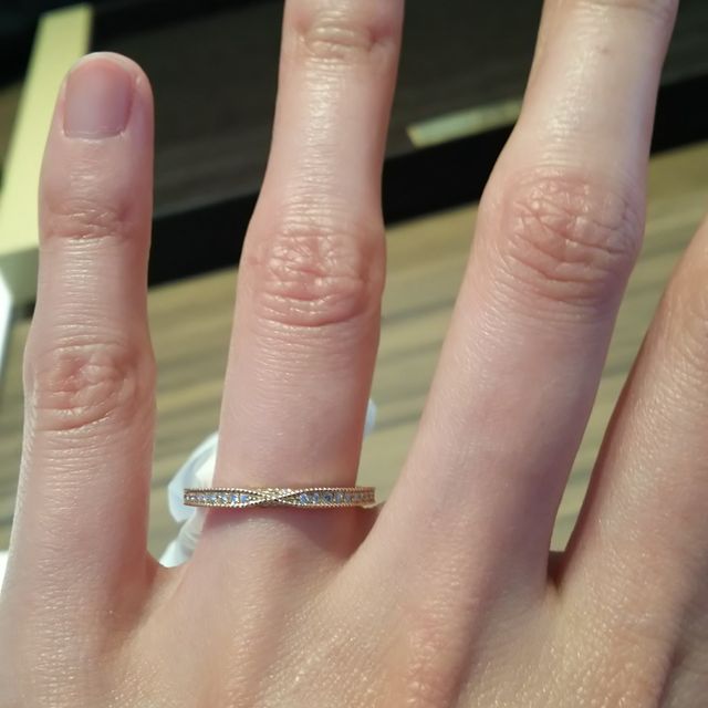 【Love Bond(ラブボンド)の口コミ】 近づいてよく見るとリボンになっていて、デザインがとにかく可愛いです。
…