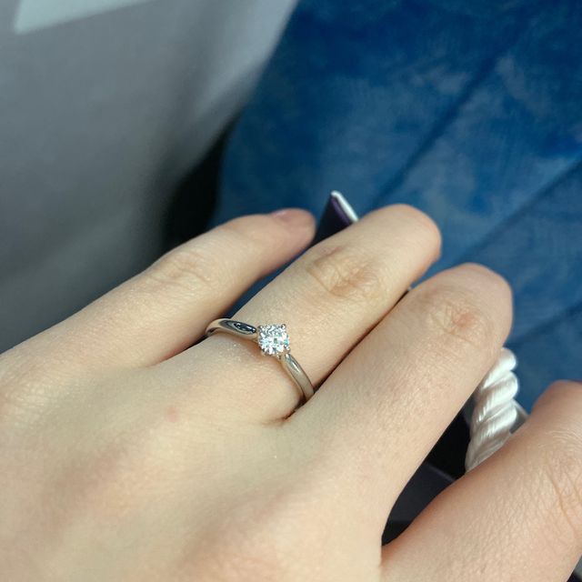 【俄(にわか)の口コミ】 デザインが決め手になりました。シンプルかつ綺麗めの物を探していて、事…