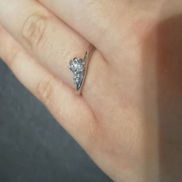 【TRECENTI(トレセンテ)の口コミ】 お花をモチーフにした可愛らしいデザインに惹かれました。センターのダイ…