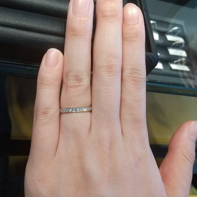 【エクセルコダイヤモンド(EXELCO DIAMOND)の口コミ】 ハーフエタニティの指輪を選びましたが、上品な輝きで、ダイヤモンドが多…