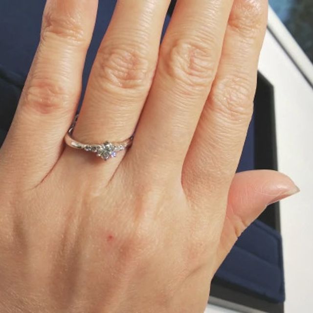 【4℃ BRIDAL(ヨンドシーブライダル)の口コミ】 上品なデザインでダイヤモンドの輝きが印象的だと思います。またつけ心地…