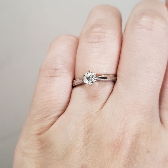 【エクセルコダイヤモンド(EXELCO DIAMOND)の口コミ】 指輪のデザインはシンプルなソリティアでサイドにミルウチを入れてもらい…