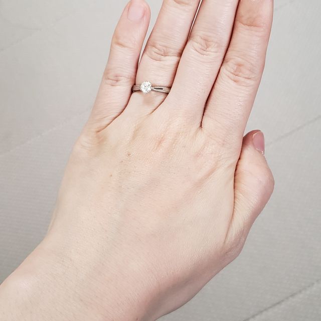 【エクセルコダイヤモンド(EXELCO DIAMOND)の口コミ】 指輪のデザインはシンプルなソリティアでサイドにミルウチを入れてもらい…