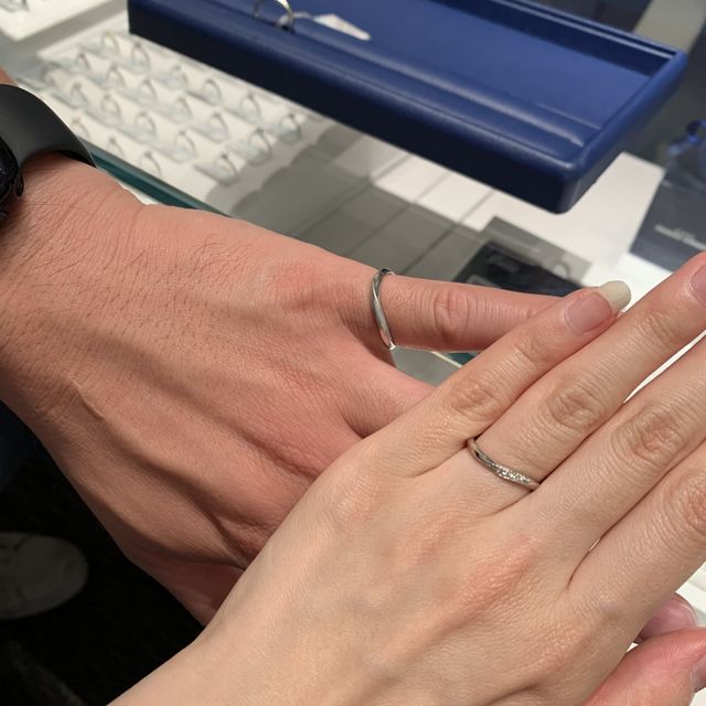 【銀座ダイヤモンドシライシの口コミ】 婚約指輪と重ね付けした時にも会うデザインがよかったので、少しひねりが…