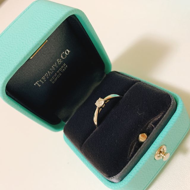 【ティファニー(Tiffany & Co.)の口コミ】 指輪のデザインはリボンのようで、女性らしく、かわいい印象でした。王道…