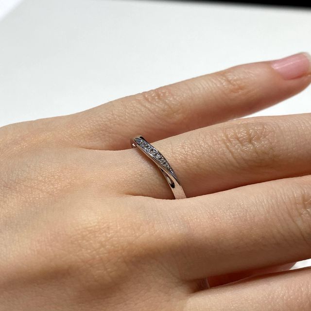 【BRILLIANCE+(ブリリアンスプラス)の口コミ】 写真の指輪が特に気に入ったものです。ダイヤが何粒か真ん中に集まって入…