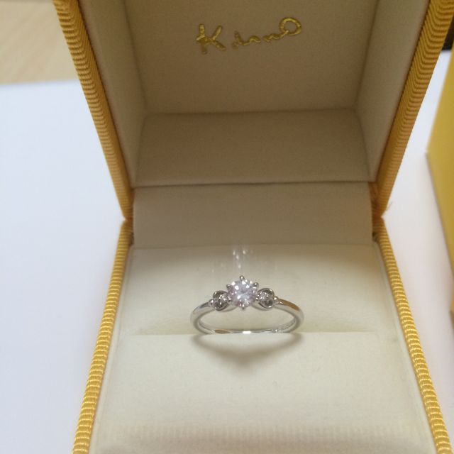 【ケイウノ ブライダル(K.UNO BRIDAL)の口コミ】 店でカタログを見せてもらって、旦那さんと選んだものが一緒だったから即…