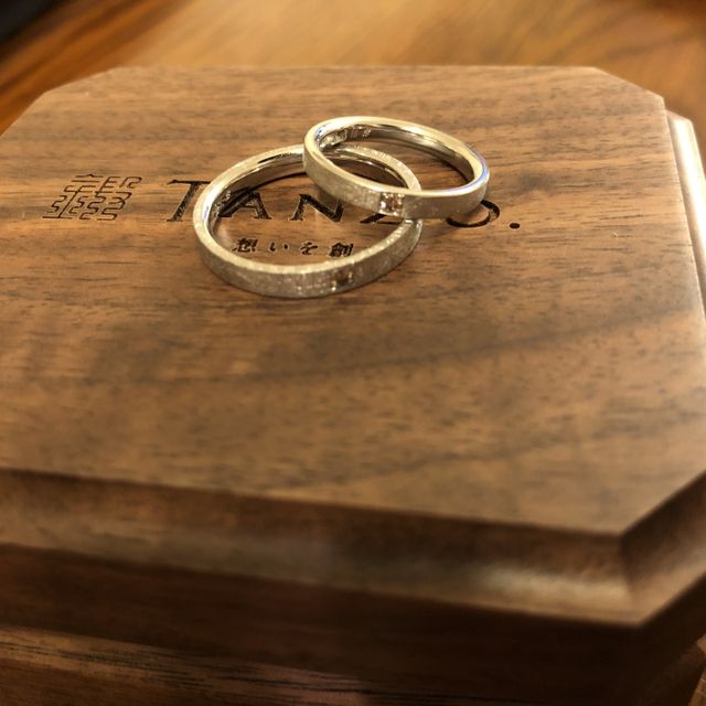 【TANZO.(鍛造指輪)の口コミ】 ブラウンダイヤを埋め込みたくて、自分たちの好みのデザインを叶えるため…