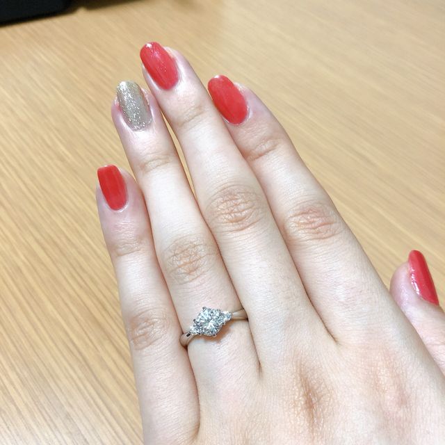 【銀座ダイヤモンドシライシの口コミ】 1ctのダイヤモンドが悪目立ちしないデザインだったのでとてもしっくりきま…