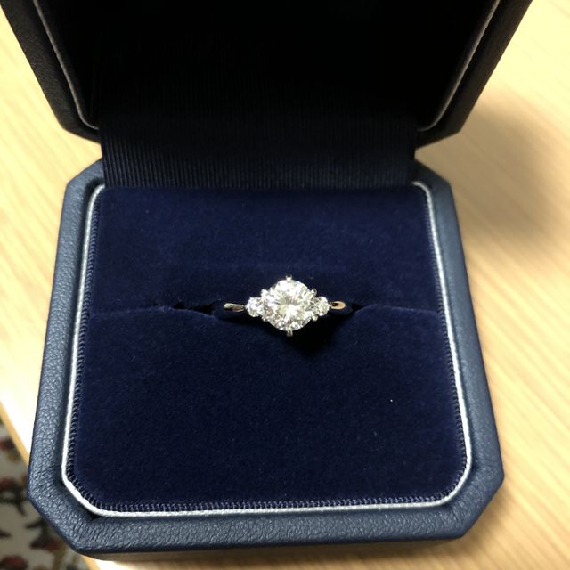 【銀座ダイヤモンドシライシの口コミ】 1ctのダイヤモンドが悪目立ちしないデザインだったのでとてもしっくりきま…