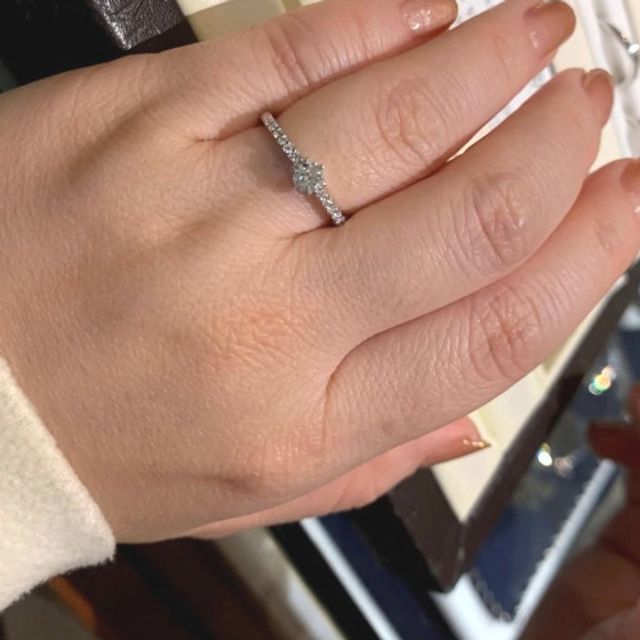 【アイプリモ(I-PRIMO)の口コミ】 センターの大きめのダイヤモンドの輝きとラインに留められたメレダイヤの…