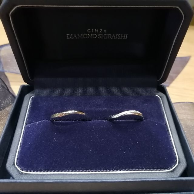 【銀座ダイヤモンドシライシの口コミ】 付けた雰囲気が二人共気に入った。指にフィットした。ダイヤのデザインが…