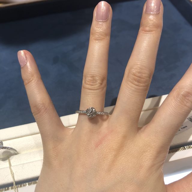 【ピアジェ(PIAGET)の口コミ】 ピアジェローズというバラをモチーフにしたデザインです。ネットで見つけ…