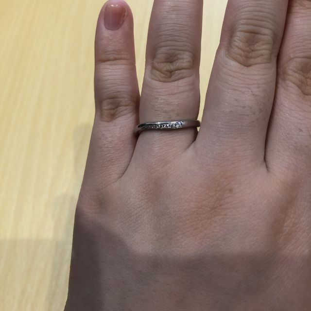 【ROYAL ASSCHER(ロイヤル・アッシャー)の口コミ】 デザインがすごく良くて、ウェーブがかかっているので指が細く見えます。…