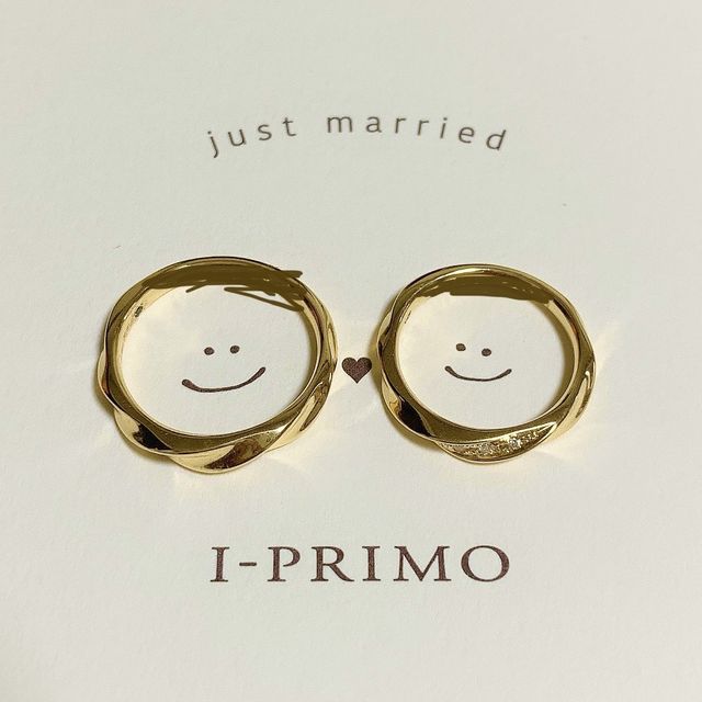 【アイプリモ(I-PRIMO)の口コミ】 デザインに惹かれました。
女性側もダイヤが斜めに散りばめられており、男…