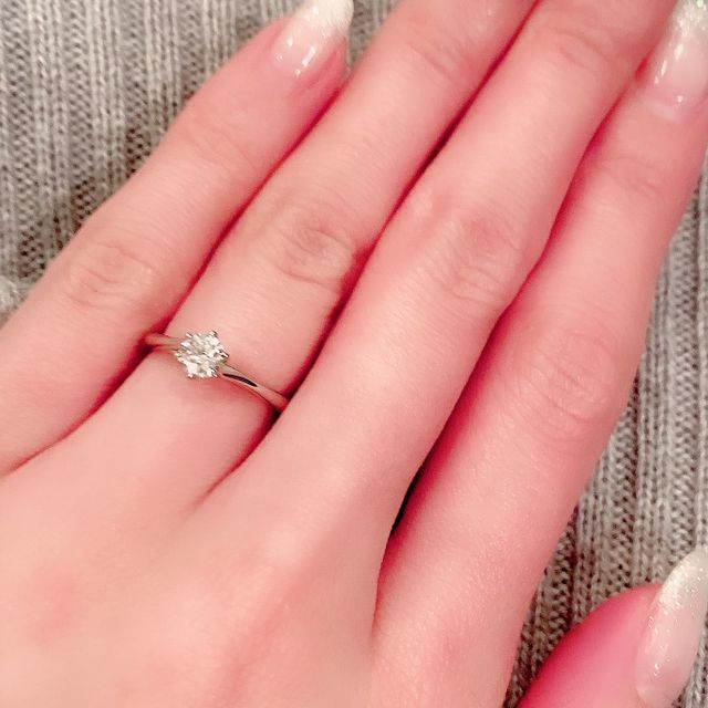 【銀座ダイヤモンドシライシの口コミ】 【指輪のデザイン・テイスト・素材について】
ダイヤモンドの引き立つ細身…