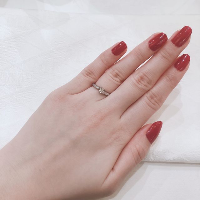【ラザール ダイヤモンド(LAZARE DIAMOND)の口コミ】 指輪全体が華やかで、一目惚れでした。
ダイヤの輝きが美しく、つるばらが…