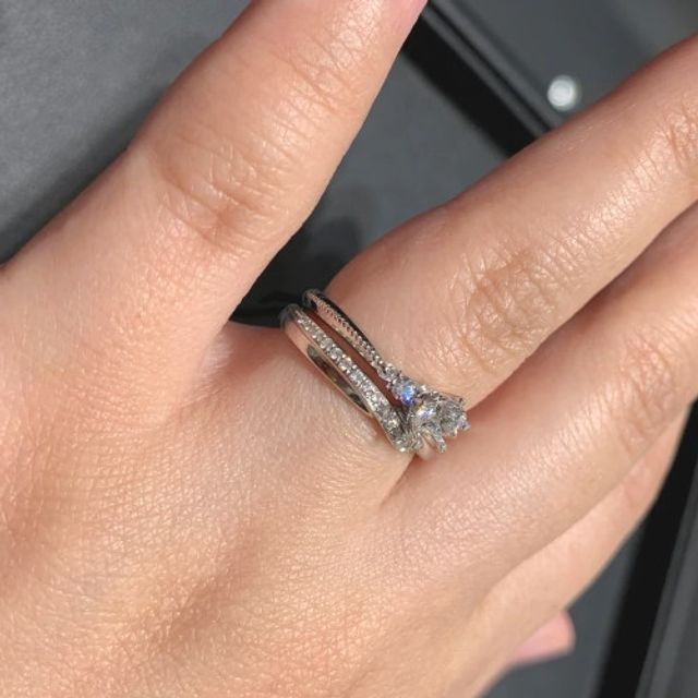 【エクセルコダイヤモンド(EXELCO DIAMOND)の口コミ】 婚約指輪をベースとしてセットリングを探していました。王冠をイメージし…