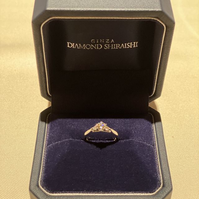 【銀座ダイヤモンドシライシの口コミ】 センターダイヤの存在感を残しつつメレダイヤもあしらわれた可愛らしいデ…