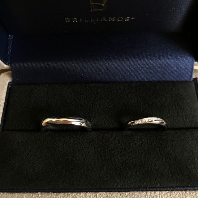 【BRILLIANCE+(ブリリアンスプラス)の口コミ】 ダイヤが流れる感じのデザインを探していて
ここのは指にあった幅のデザイ…